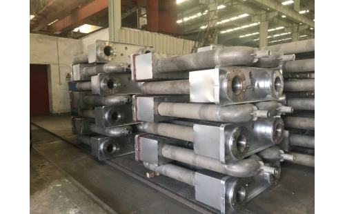 輻射管是指從中 心延伸到各個方向的管道。指非中 央管道（或干管），將干管的作用質輸送到制定或非制定地址。輻射管廣泛應用于加熱爐，是加熱爐的主要加熱元件。目前使用的輻射管主要分為燃氣輻射管和電加熱輻射管兩類。其中，燃氣輻射管的熱效率約為電加熱輻射管的兩倍。因此，燃氣輻射管是未來輻射管的發(fā)展趨勢。       輻射管廣泛應用于加熱爐，是加熱爐的主要加熱元件。目前使用的輻射管主要分為燃氣輻射管和電加熱輻